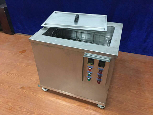 Ultrasonic cleaning machine